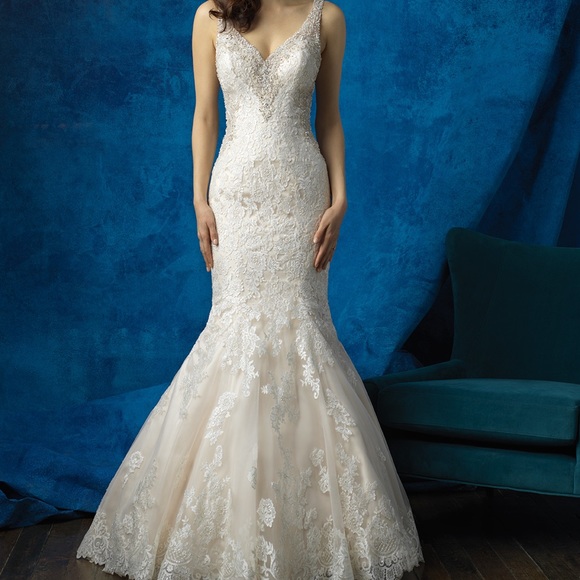 BRAND NEW WEDDING DRESS - Picture 3 of 4